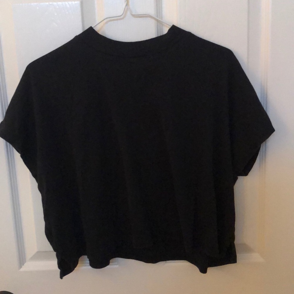 Black crop top t-shirt